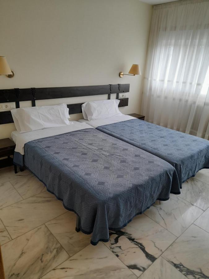 Hotel Os Carballos Sigueiro Buitenkant foto